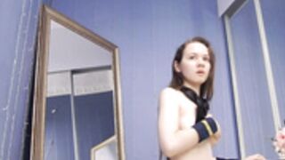 Kriskras__ teasing handbra