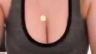 Alejamadness muestra las tetas en directo