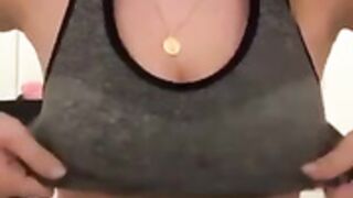 Alejamadness muestra las tetas en directo