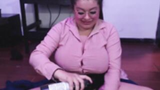 Chubby tries his fuckmachine until squirt