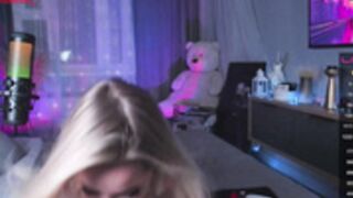 Kari 230205 1235 Striptease