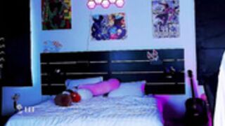 madnessalise cosplay won't pay the bills, da fuck will