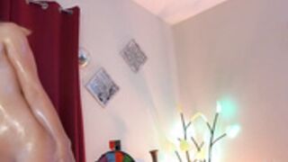 phoenix_taylor oils her naked body