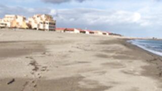 Nous deux sur la plage l'hiver en mode naturiste