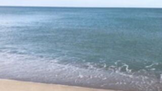 Nous deux sur la plage l'hiver en mode naturiste