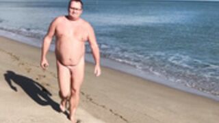 Nous deux sur la plage l'hiver en mode naturiste