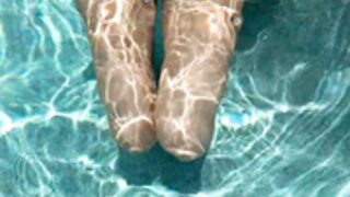 Vicky Stark - POOL PUSSY RUBBING