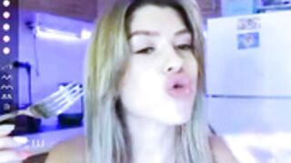 hottie_lola69 wanks then eats, what a beauty