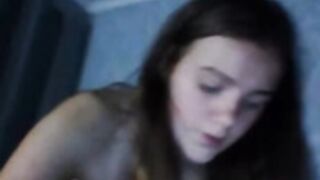 Bella jovencita en su cama  3