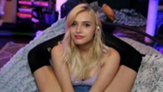 novaruu legs behind head