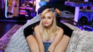 novaruu legs behind head