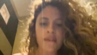 alana15 squirt in public