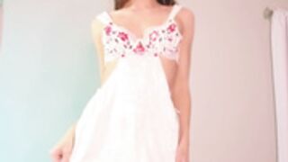 Hottie strips and plays with herself