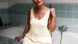 simona-non-solo-radio-- Cleaning Bathroom