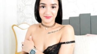 Sofi 210428 2215 CloseUpTits