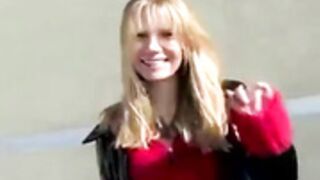 Max Vegan, esibizionista bionda si espone all'aperto