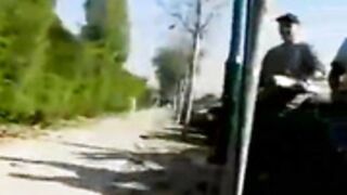 Max Vegan, esibizionista bionda si espone all'aperto