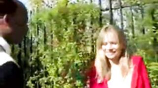 Max Vegan, esibizionista bionda si espone all'aperto