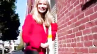 Max Vegan, esibizionista bionda si espone all'aperto