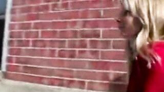 Max Vegan, esibizionista bionda si espone all'aperto