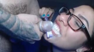 zeusyangelicaa brushes her teeth with two loads of cum