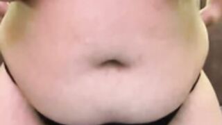 Gordita mastubándose caliente