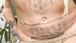 Shanalah hippie showing her body
