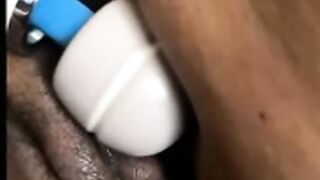 Morena gordita jugando vibrador