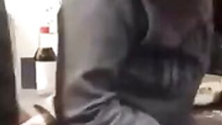 Hausfrau wird mit harter rute überrascht