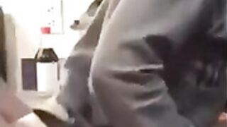 Hausfrau wird mit harter rute überrascht