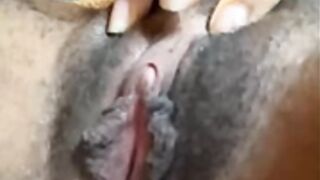 madura masturbándose y mostrando vagina