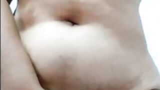 madura peluda masturbándose mostrando