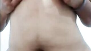 madura peluda masturbándose mostrando