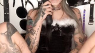 Tattoed Alt girl masturbates