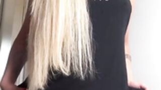 Mari Reis Sentando de frente