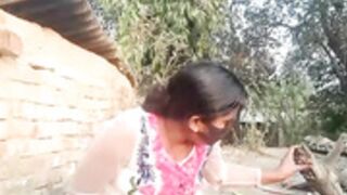 Desi aunty pussy fingering in backyard