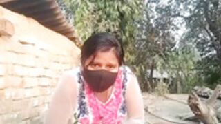 Desi aunty pussy fingering in backyard