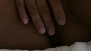 Filipina Milf rubs pek pek