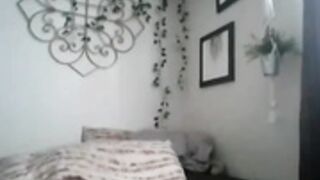 Gordita masturbando huequitos con juguete