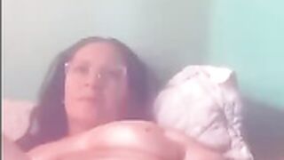 madura  paisa masturbación  en cama  con jugutes