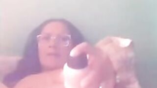 madura  paisa masturbación  en cama  con jugutes