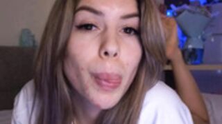 hottie_lola1 suck her finger with sexy feet and flash h