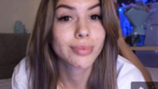 hottie_lola1 suck her finger with sexy feet and flash h