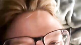 Madura se masturba fuerte  en cama