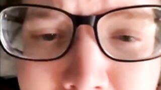 Madura se masturba fuerte  en cama