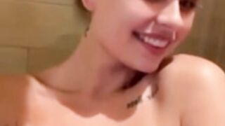Mdemma tits
