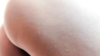 Flaca madura enceñando el jopo