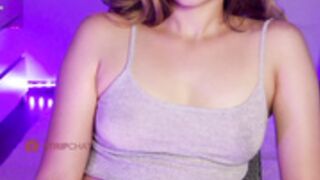 nylaahh-1 Flashes Her Armpits