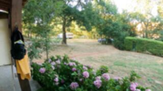 Nous deux sous la douche en plein air.