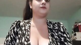 superbe brune à gros seins Yohanaa